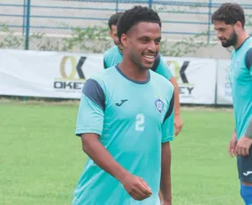 Imagem ilustrativa da imagem Vitória renova com laterais para a próxima temporada