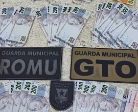 Imagem ilustrativa da imagem 77 notas de falsas de R$ 200 são apreendidas escondidas dentro do banco de carro