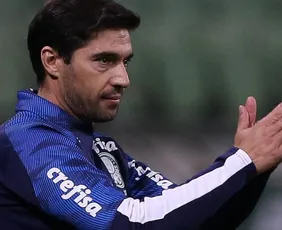 Imagem ilustrativa da imagem Abel Ferreira, do Palmeiras, tem pena reduzida pelo STJD, mas segue suspenso