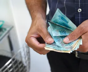 Imagem ilustrativa da imagem Abono salarial começa a ser pago nesta segunda-feira; veja quem recebe