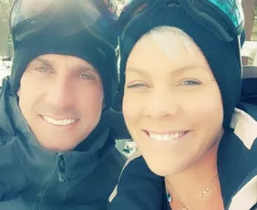 Imagem ilustrativa da imagem "Acabei de descobrir que estou separada", ironiza Pink sobre rumores de separação