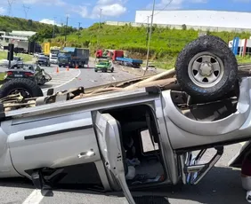 Imagem ilustrativa da imagem Acidente com capotamento interdita trecho da BR-101, em Viana