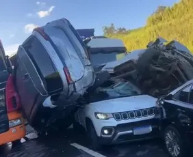 Imagem ilustrativa da imagem Acidente com dez veículos interdita rodovia no Sul do ES