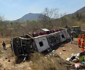 Imagem ilustrativa da imagem Acidente com ônibus de romeiros deixa ao menos 15 mortos no sertão de Alagoas