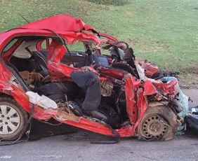 Imagem ilustrativa da imagem Acidente entre carro e caminhão deixa cinco mortos em Goiás