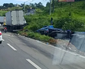 Imagem ilustrativa da imagem Acidente entre duas carretas complica trânsito na Rodovia do Contorno, em Cariacica