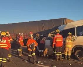 Imagem ilustrativa da imagem Acidente entre van e caminhão deixa 5 mortos e 11 feridos em rodovia do DF