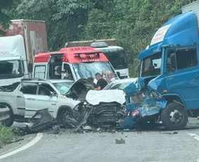 Imagem ilustrativa da imagem Acidente grave com três veículos deixa motorista preso às ferragens na BR-262