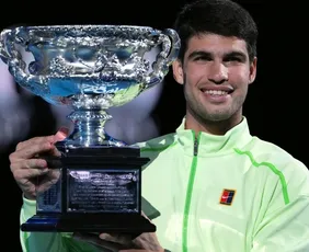 Imagem ilustrativa da imagem Alcaraz vira sobre Djokovic, leva o Australian Open e fecha o ciclo de Grand Slams