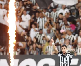 Imagem ilustrativa da imagem Alex Telles marca no fim, e Botafogo vence a Chapecoense na Copa do Brasil