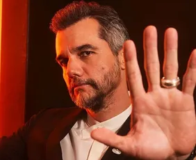 Imagem ilustrativa da imagem Aliança de Wagner Moura vira meme após Oscar: 'Se derreter dá para fazer um portão'