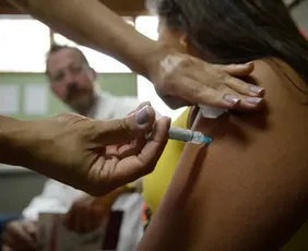 Imagem ilustrativa da imagem Anvisa indica vacina contra o HPV para prevenir mais tipos de câncer