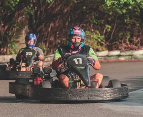 Imagem ilustrativa da imagem Após cirurgia no quadril, piloto volta às pistas de kart aos 61 anos