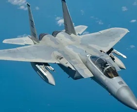 Imagem ilustrativa da imagem Após ultimato de Trump, Irã diz ter atingido caça F-15 que sobrevoava Ormuz