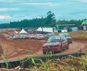 Imagem ilustrativa da imagem Aracruz lota e vê corridas intensas sob forte chuva