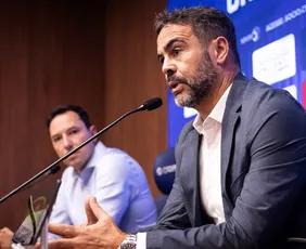 Imagem ilustrativa da imagem Artur Jorge promete reação do Cruzeiro após choro de presidente