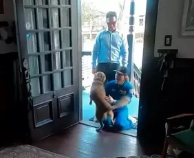 Imagem ilustrativa da imagem Astronauta da Artemis II grava reencontro com cachorro de estimação após missão