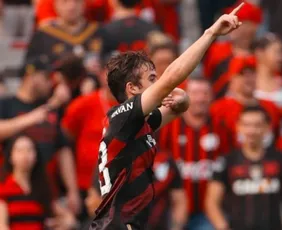 Imagem ilustrativa da imagem Athletico supera o Coritiba no Brasileirão e encerra jejum no clássico paranaense