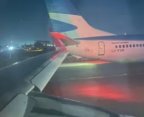 Imagem ilustrativa da imagem Avião da Latam com destino ao Brasil bate em aeronave argentina em aeroporto