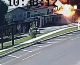 Imagem ilustrativa da imagem Avião que caiu sobre restaurante no RS deixou quatro mortos. Veja momento da queda