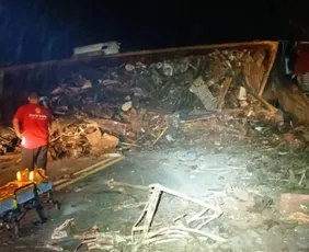 Imagem ilustrativa da imagem BR 101 fica interditada após carreta tombar e carga cair na pista em Mimoso do Sul