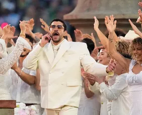 Imagem ilustrativa da imagem Bad Bunny homenageia América Latina no Super Bowl e diz: 'seguimos aqui'