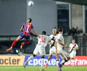 Imagem ilustrativa da imagem Bahia vence, chega a dez partidas invicto e empurra o Vasco para o Z4