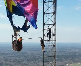 Imagem ilustrativa da imagem Balão atinge torre e deixa casal preso a 300 metros de altura nos EUA