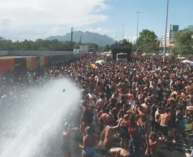 Imagem ilustrativa da imagem Bloco Kustelão arrasta multidão em Jardim Camburi