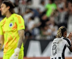 Imagem ilustrativa da imagem Botafogo goleia Cruzeiro com show de Danilo e quebra tabu de quase 10 anos