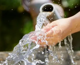 Imagem ilustrativa da imagem Brasil reduz pela metade o número de escolas sem acesso a água, aponta Unicef