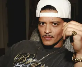 Imagem ilustrativa da imagem Bruno Mars vira alvo de críticas ao divulgar turnê de Chris Brown