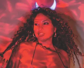 Imagem ilustrativa da imagem “Cafofo”, o novo piseiro romântico da linharense Anastácia