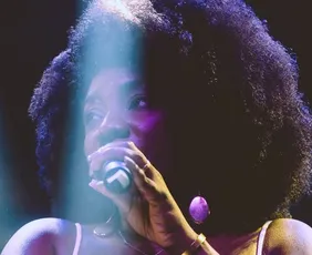 Imagem ilustrativa da imagem Cantora de samba Adriana Araújo entra em coma após sofrer aneurisma cerebral