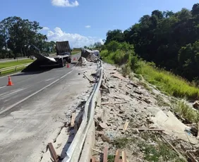 Imagem ilustrativa da imagem Carreta carregada de vidro tomba e interdita a BR-101 em Vila Velha