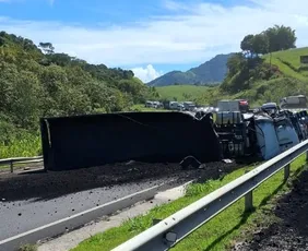 Imagem ilustrativa da imagem Carreta tomba e interdita trecho da BR-101 em Alfredo Chaves