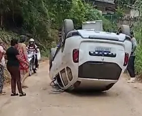 Imagem ilustrativa da imagem Carro da prefeitura capota em Alfredo Chaves após motorista passar mal