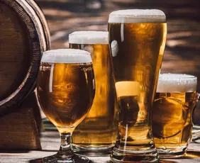 Imagem ilustrativa da imagem Cervejarias lançam novos sabores e versões zero álcool contra queda de consumo