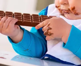 Imagem ilustrativa da imagem Chocolate não é indicado para bebês de até 2 anos, mesmo sem açúcar; veja riscos