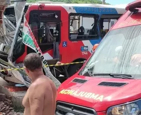 Imagem ilustrativa da imagem Colisão entre ônibus e BRT deixa 21 feridos no RJ