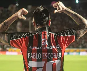 Imagem ilustrativa da imagem Com homenagem a Wagner Moura, Vitória vence Atlético-MG em casa por 2 a 0