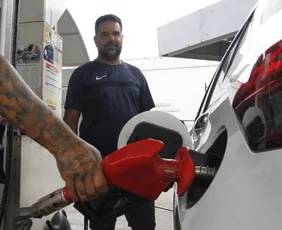 Imagem ilustrativa da imagem Com temor por aumento de combustíveis, capixabas aproveitam para encher o tanque