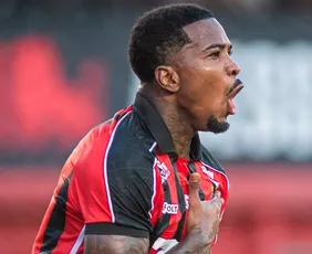 Imagem ilustrativa da imagem Com um a mais, Vitória ganha de um apático São Paulo em Salvador