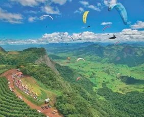 Imagem ilustrativa da imagem Competição de parapente colore o céu de Castelo com pilotos de 22 países