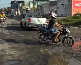Imagem ilustrativa da imagem Crateras e abandono: população sofre com rastro de destruição em avenida de Olinda