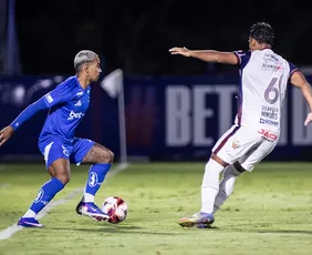 Imagem ilustrativa da imagem Cruzeiro marca no último lance e alivia a pressão