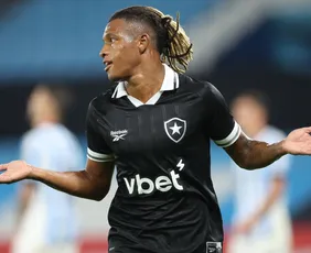 Imagem ilustrativa da imagem Danilo marca nos acréscimos e Botafogo vence a 1ª com novo treinador