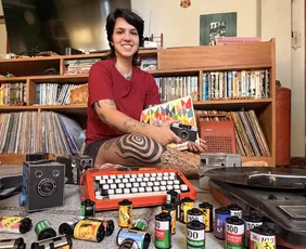 Imagem ilustrativa da imagem De vinis ao crochê, objetos antigos caem no gosto dos jovens