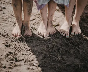 Imagem ilustrativa da imagem Deitar e brincar na terra, na grama e na areia pode causar doenças