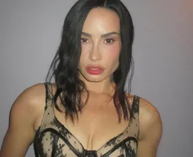 Imagem ilustrativa da imagem Demi Lovato cancela cinco shows de turnê para preservar a saúde